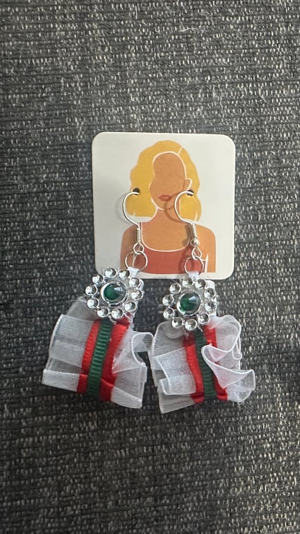 16 de Septiembre Ruffle Earrings with Round Green Center